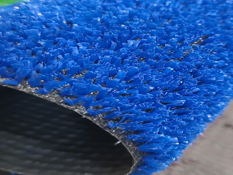 7mm mavi çim halı rulo yakın görünüm