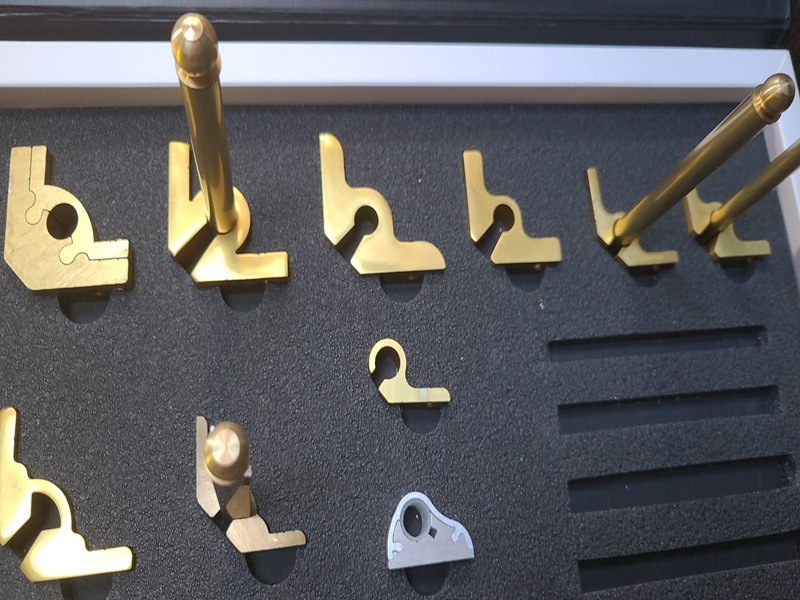 Gümüş (Krom) Merdiven Dip Çubuğu Gümüş krom merdiven dip çubuğu - anodize kaplı paslanmaz görünümlü halı sabitleme profili